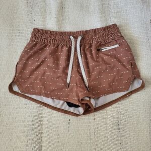 Vuori Clementine Shorts in Tumeric Arrows Size Small